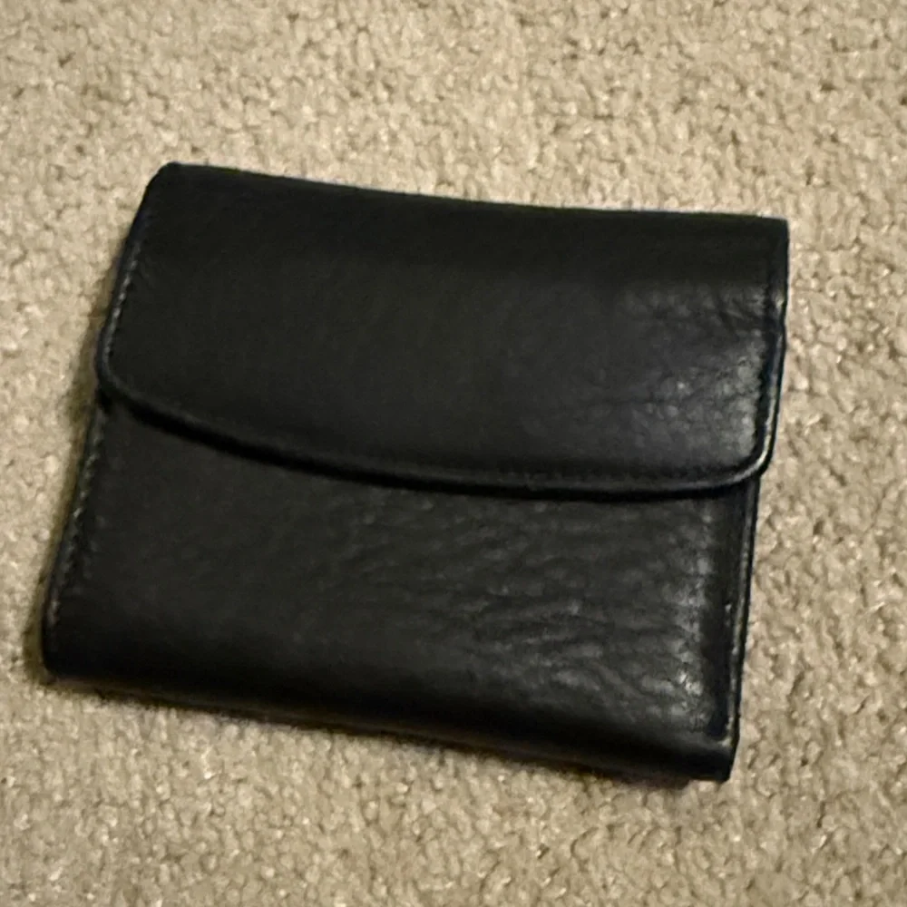NWT Buxton Genuine Leather Compact Wallet Black Vintage?